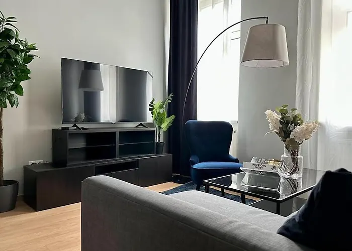 Very Spacious 4br, 3 Min To Matzleinsdorferplatz Apartment *
