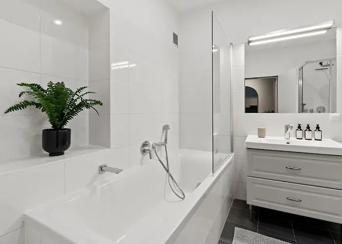 Very Spacious 4br, 3 Min To Matzleinsdorferplatz Apartment *